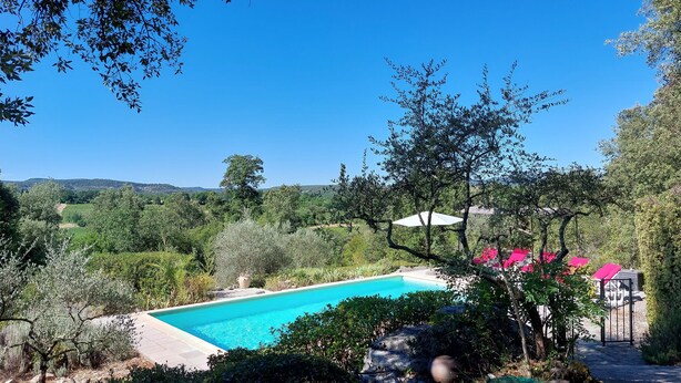 A pool surrounded by greenery, with a clear view of distant hills. - house - 4 rooms - 4/6 persons (Conqueyrac)