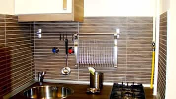 Refrigerador, microondas, parrilla de estufa y cafetera y tetera