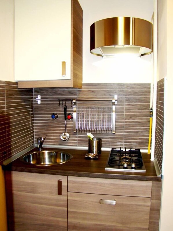 Geladeira, micro-ondas, cooktop, cafeteira/chaleira