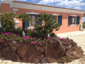 Exterior detail - Villa with private pool, large lawn, all with sea view. (Orosei)