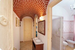 Ducha, secador de pelo, bidet, toallas