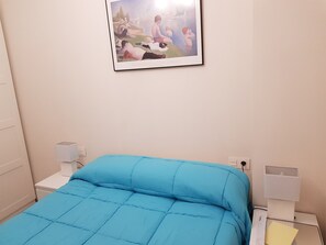 1 dormitori, planxa i posts de planxar, wifi i roba de llit