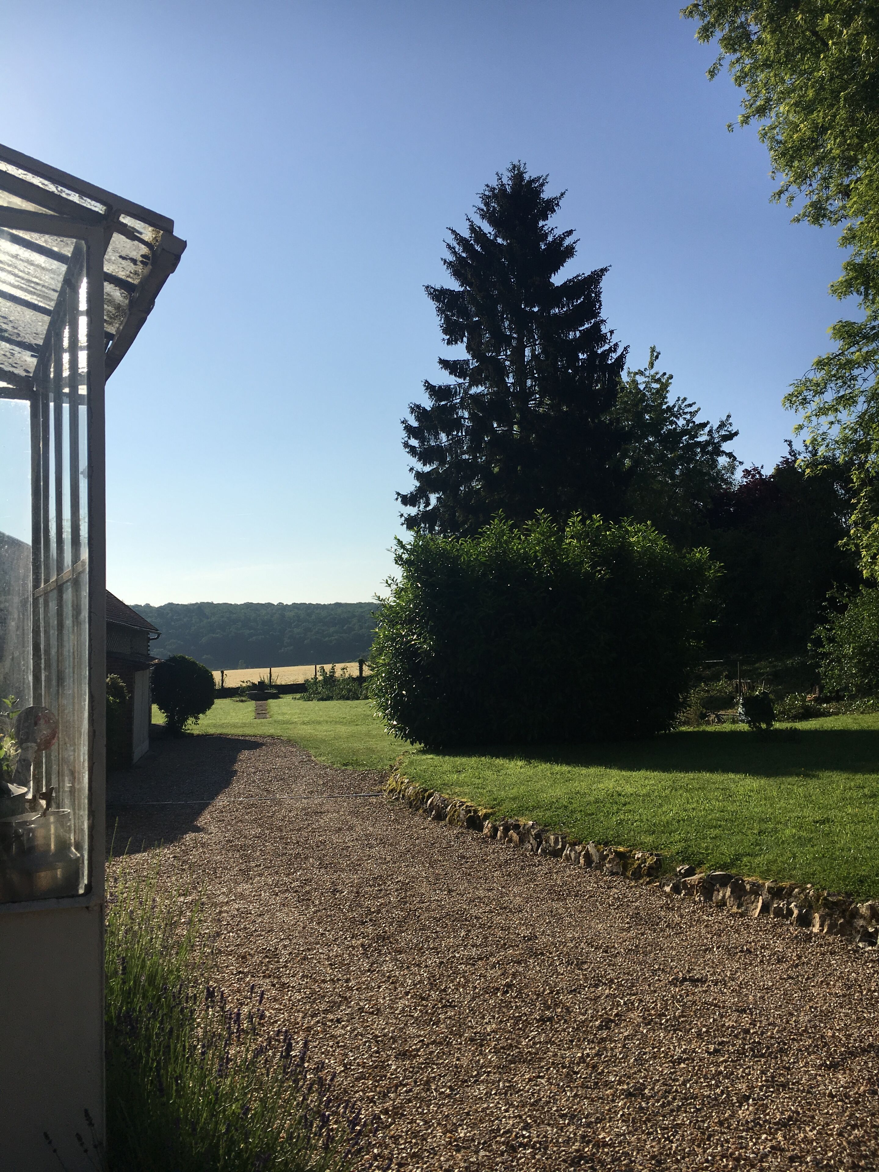 Entrée de la maison et jardin privatif