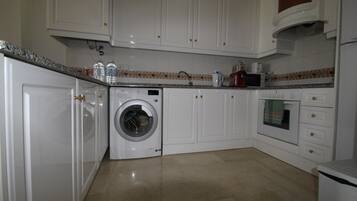 Een koelkast, een magnetron, een oven, een kookplaat