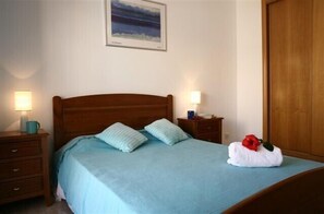 2 quartos, ferros/tábuas de passar roupa, berço de viagem