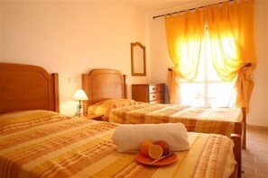 2 quartos, ferros/tábuas de passar roupa, berço de viagem