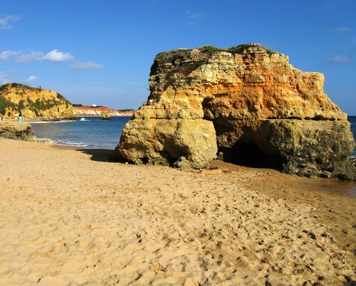 Lovely 2 bedroom apartment with air con and excellent communal pool & bar