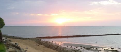 Sur la plage, chaise longue