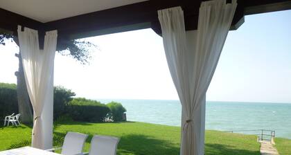 Rantaviivan huvila on upeat merinäkymät. WiFi. Yksityinen puutarha