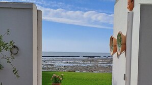 Un sendero que lleva a un edificio con vista al mar.