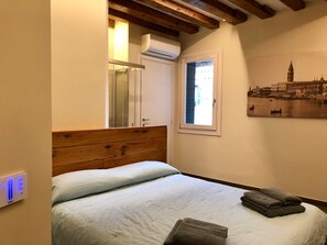 2 chambres, coffres-forts dans les chambres, fer et planche à repasser