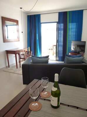 TV, books - The secret passage - Elegantly decorated, quiet apartment (Tías)