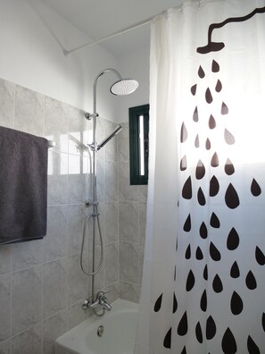 Duschwanne, Haartrockner, Bidet, Handtücher