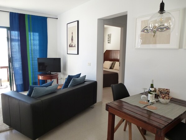 TV, books - The secret passage - Elegantly decorated, quiet apartment (Tías)