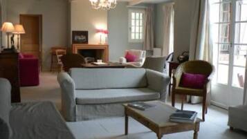 Een open haard, een dvd-speler, tafelvoetbal en een tafeltennistafel