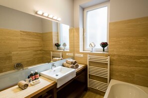 أحواض استحمام، مجففات شعر، مناشف، صابون