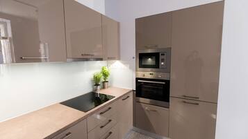 Kühlschrank, Mikrowelle, Ofen, Herdplatte