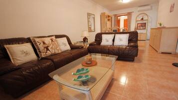 Una televisión, un reproductor de DVD