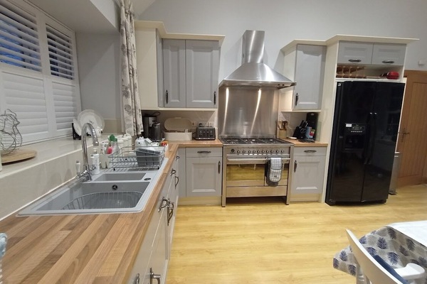 Kylskåp, mikrovågsugn, ugn och spishäll