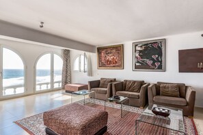 Una Smart TV, una chimenea, un reproductor de DVD