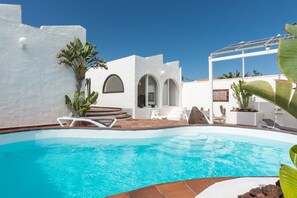 Una piscina al aire libre, una piscina climatizada