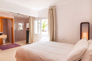 4 bedrooms, iron/ironing board, travel crib, free WiFi