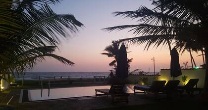 Eine geräumige Villa am Strand mit Pool für 8 Personen in bester Lage