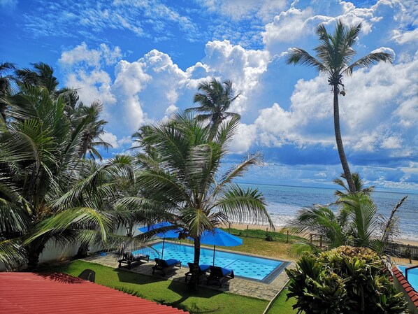 Outdoor pool - A Spacious Beachfront Villa With A Pool For 8 People In A Prime Location (Hikkaduwa)