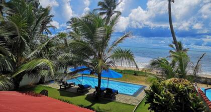 Une spacieuse villa en bord de mer avec piscine pour 8 personnes dans un emplacement privilégié