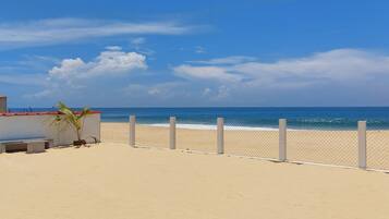 Aan het strand, ligstoelen aan het strand, strandlakens