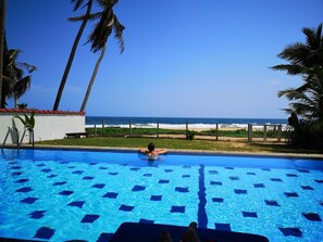 Outdoor pool - A Spacious Beachfront Villa With A Pool For 8 People In A Prime Location (Hikkaduwa)