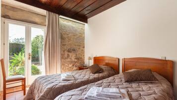 6 slaapkamers, een strijkplank/strijkijzer, wifi, beddengoed