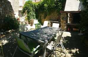 تناول الطعام بالخارج