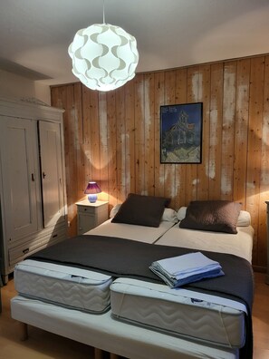 2 chambres, bureau, fer et planche Ă repasser, lit parapluie