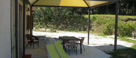 تناول الطعام بالخارج