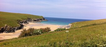 Cubert. Renovated 16th C. cottage Nr Crantock Holywell and Polly Joke beaches