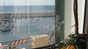 Vista de un puerto con barcos y cielo despejado.
