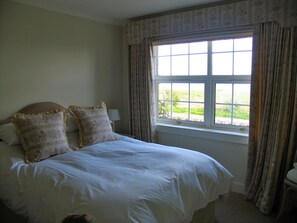 3 bedrooms, desk, iron/ironing board, travel cot