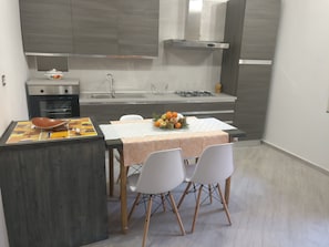 Kaffetrakter/tekoker, kjøleskap, ovn og oppvaskmaskin