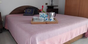 1 habitación, tabla de planchar con plancha, wifi gratis y ropa de cama 