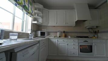 Kühlschrank, Mikrowelle, Ofen, Geschirrspüler