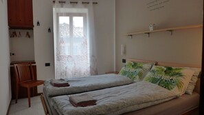2 bedrooms, in-room safe, desk, WiFi