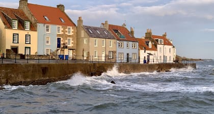 Romantic Boutique Bolthole In Pittenweem Near St Andrews. Small dogs welcome.