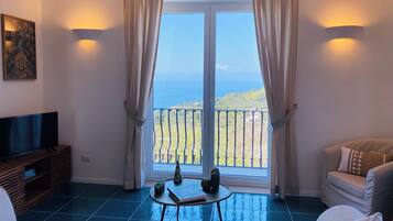 Smart-tv, böcker och kontor