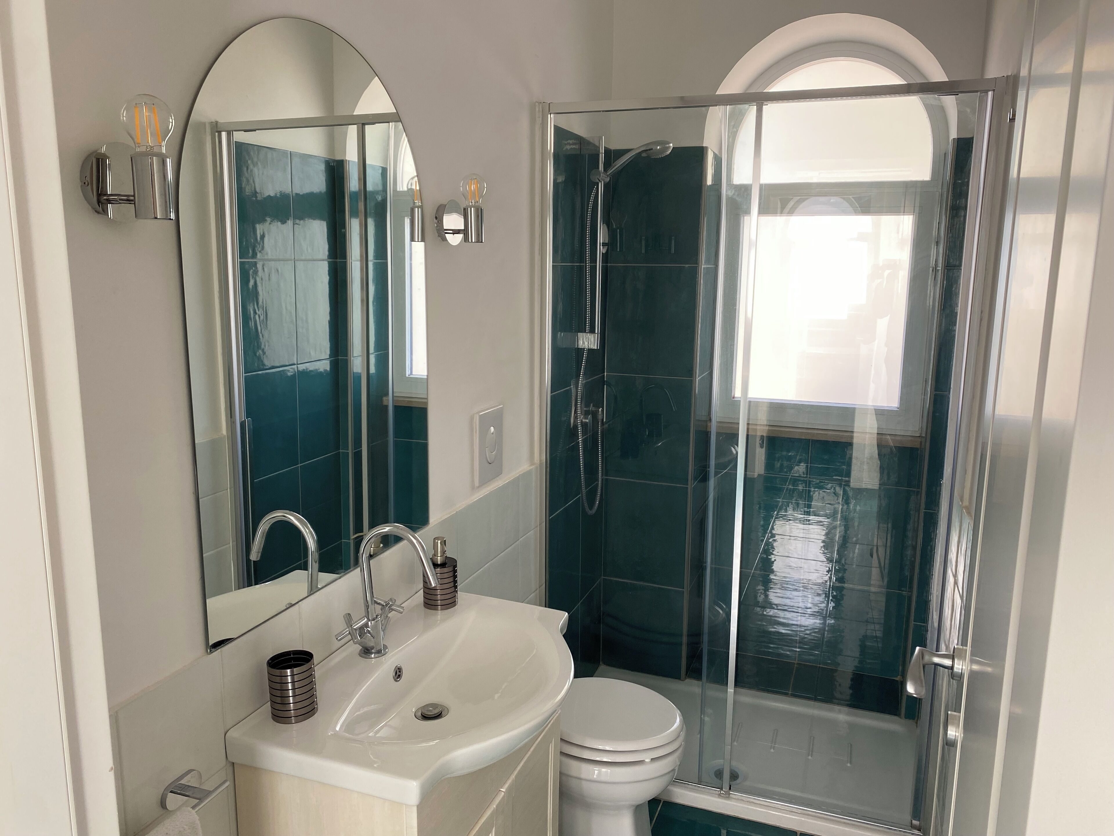 Combined shower/tub, hair dryer, towels, soap