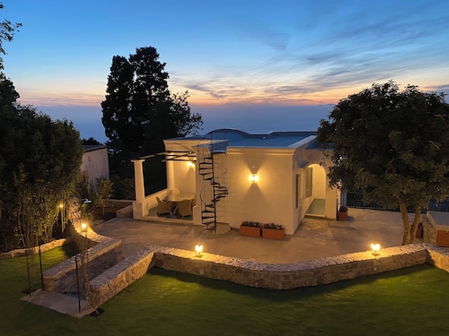 Villa Claudia - Lovely villa with Jacuzzi hot tub