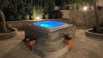 Bain à remous extérieur