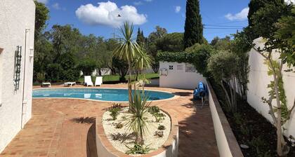 Sehr friedliche Villa auf dem Land mit Panorama-Meerblick in einem schönen eingezäunten Garten