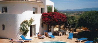 Peaceful hillside villa great ocean/mountain views,heated pool & Town 5 mins 6+2