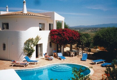 Peaceful hillside villa great ocean/mountain views,heated pool & Town 5 mins